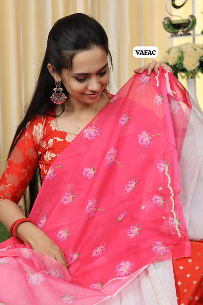 Soft organza with floral design and cut work scallop border along with handwork and pearl work
😍🥳