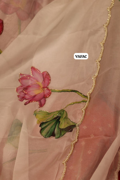 Soft organza with floral design and cut work scallop border along with handwork and pearl work
😍🥳