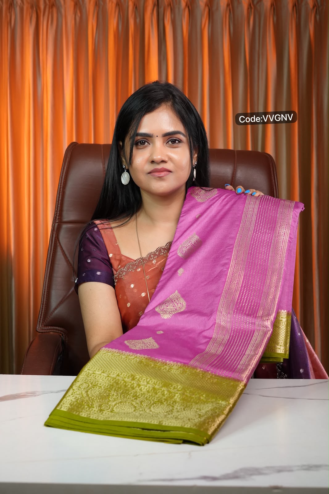 Warm silk saree contrast🥳