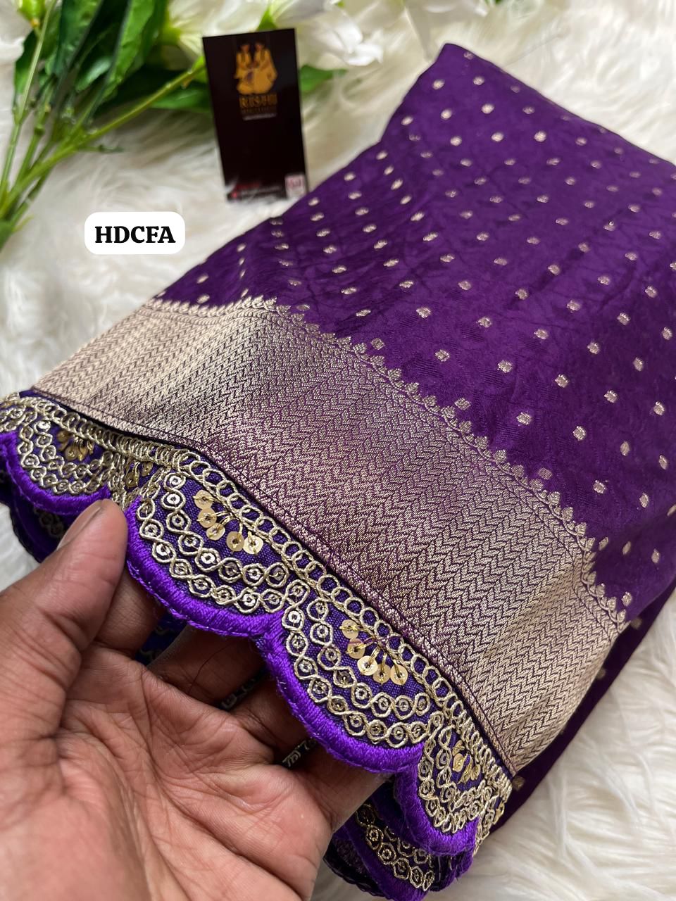 Georgette saree with beautiful gold zari weaving comes with rich weaving pallu having trending embroidery work lace border And running blouse🥳