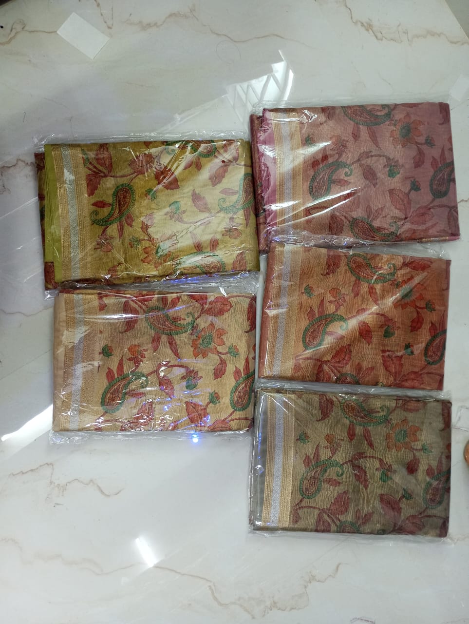 Crushed tissue with print saree📷
