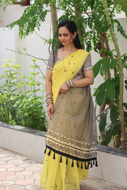 linen chanderi saree with mirror work
Same blouse as in pic🥳